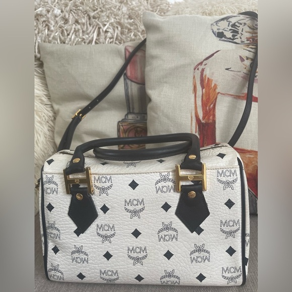 MCM WHITE BOSTON BAG W/MCM STRAP⭐️BEAUTIFUL-CONDITION⭐️💯AuThEnTiC⭐️COA - Picture 3 of 17